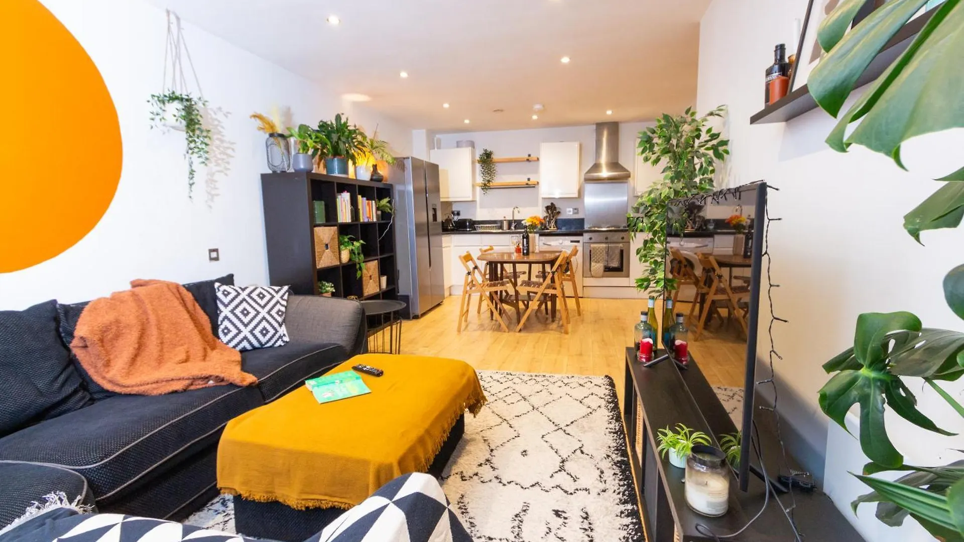 Modern Retreat - 2Bd Apt With Lush Greenery At Sheffield